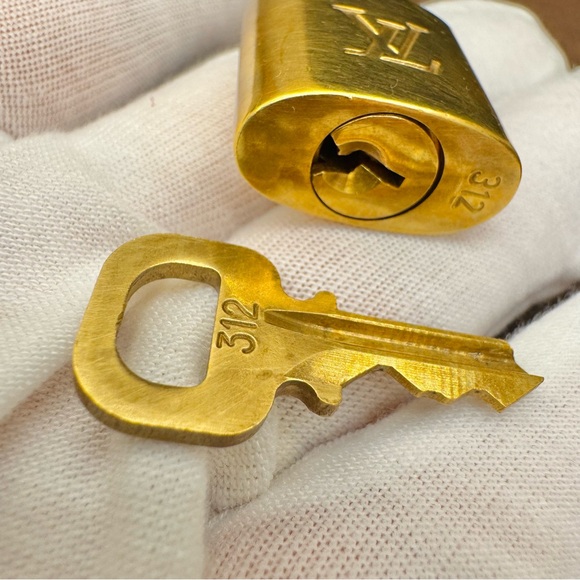 ✨🔐#312 LV Padlock with 1 key | Gold Solid Brass Authentic✨ - Picture 8 of 17